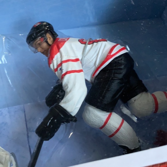 NWT Sidney Crosby Roberto luongo action figures - Picture 5 of 10